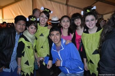 Grupo de amigos en la carpa celebrando el carnaval