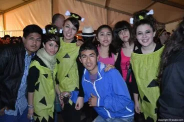 Grupo de amigos en la carpa celebrando el carnaval