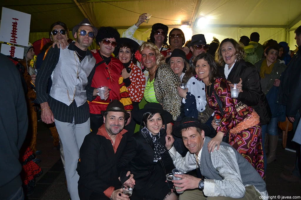 Grupo de amigos en la carpa celebrando el carnaval en Jávea