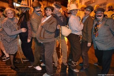 Grupo de amigos en la placeta del convent antes de empezar el desfile