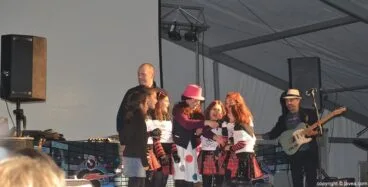 Grupo de niñas en el escenario participando en las actividades infantiles de carnaval