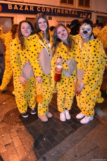 Grupo de quintas antes de comenzar el desfile de carnaval