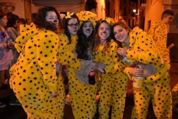 Grupo de quintas en el desfile de carnaval de Jávea