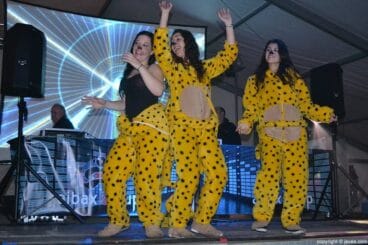 Grupo de quintas en el escenario de la discomovil