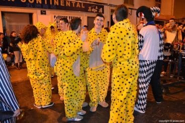 Grupo de quintos antes de comenzar el desfile