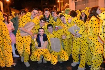 Grupo de quintos antes de empezar el desfile