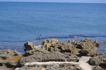 Hay algunas escaleras a lo largo de la playa del segundo montañar de Jávea para ayudar a los bañistas