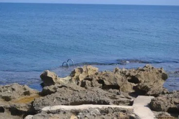 Hay algunas escaleras a lo largo de la playa del segundo montañar de Jávea para ayudar a los bañistas
