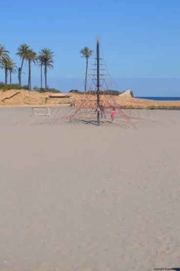 Juegos para niños en la Playa del Arenal de Jávea