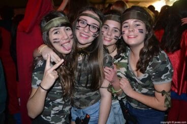 La gente salió a divertirse la noche de Carnaval en Jávea