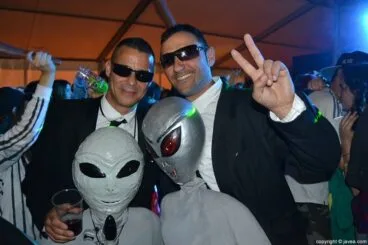 La gente se reunió en la carpa para celebrar el carnaval de Jávea