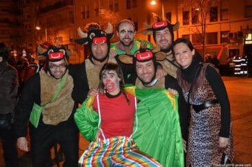 La gente se reunió en torno a la plaza de la constitución para celebrar el carnaval en una carpa que se instaló