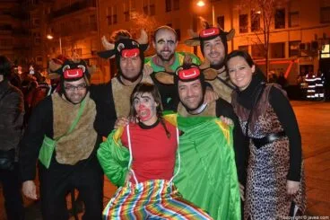La gente se reunió en torno a la plaza de la constitución para celebrar el carnaval en una carpa que se instaló