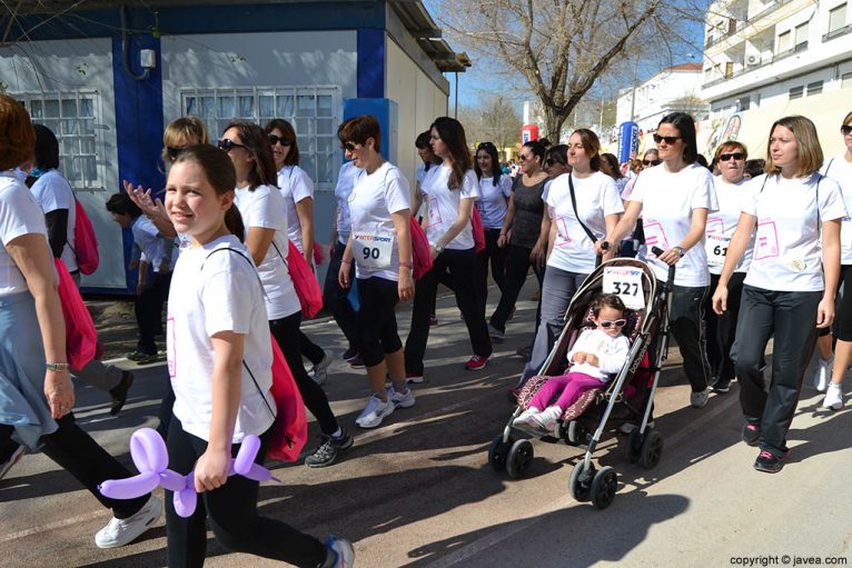 La lucha contra el cáncer reunió a más de mil personas en Xàbia en la Cursa de la Dona