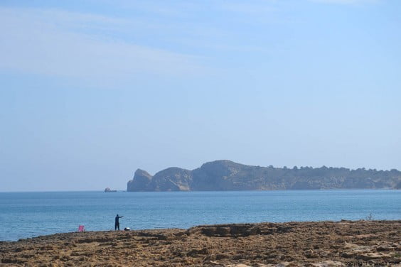 La piedra tosca ocupa la totalidad de la playa del Segón Muntanyar de Xàbia