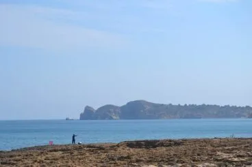 La piedra tosca ocupa la totalidad de la playa del Segón Muntanyar de Xàbia