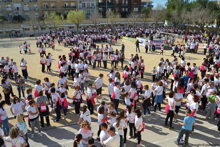 La pista de atletisme del Colegio Público Graüll acogió la celebración de la VI Cursa de la Dona de Xàbia