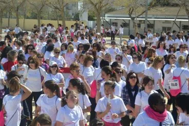 La pista de atletisme del Colegio Público Graüll acogió la salida y la llegada de la cursa de la dona de xàbia