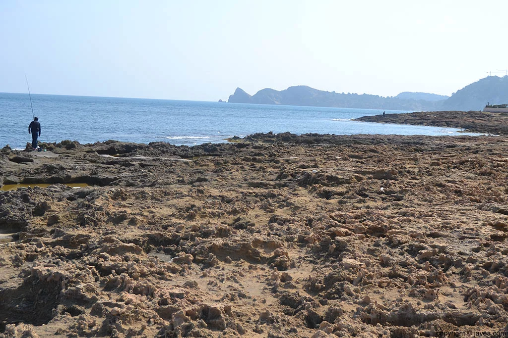 La playa del segón muntanyar de Xàbia con la piedra tosca como principal protagonista