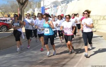 La salida de los corredores de la cursa de la dona de xàbia desde la pista de atletismo del colegio Graüll