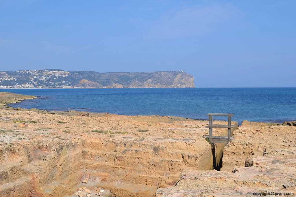 La talla de la piedra tosca para la construcción se observa a la perfección en la playa del segundo montañar de Jávea