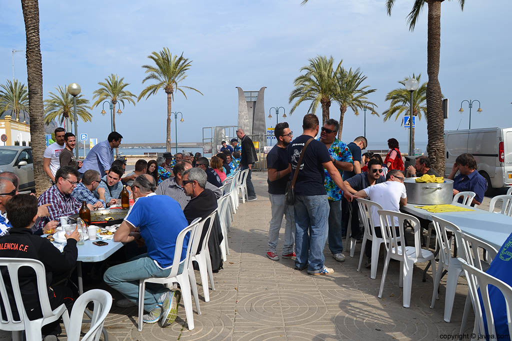 Las penyas celebraron una comida de hermandad en al Avenida Jaime I en el puerto de Jávea