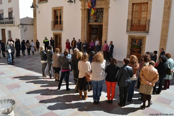 Lectura del manifiesto del Día de la Mujer en el Ayuntamiento de Jávea