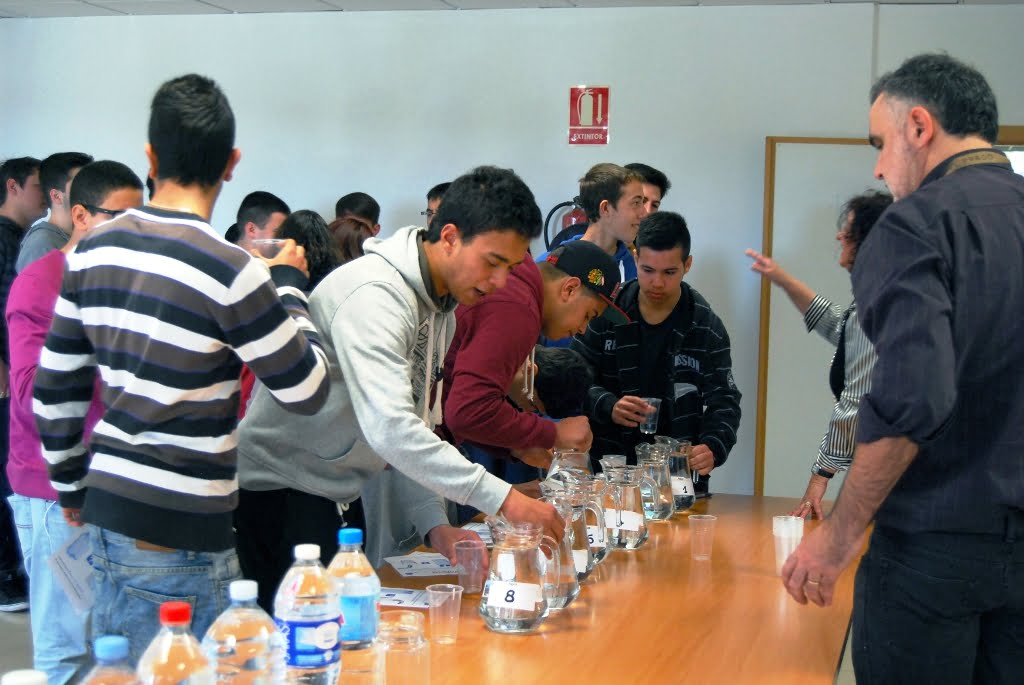 Los alumnos del IES Antoni Llidó realizando la cata de aguas