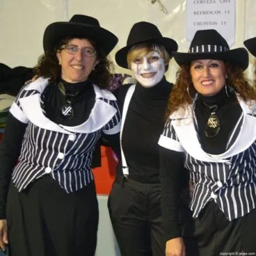 Los miembros de la comisión de fiestas servían en la barra de carnaval