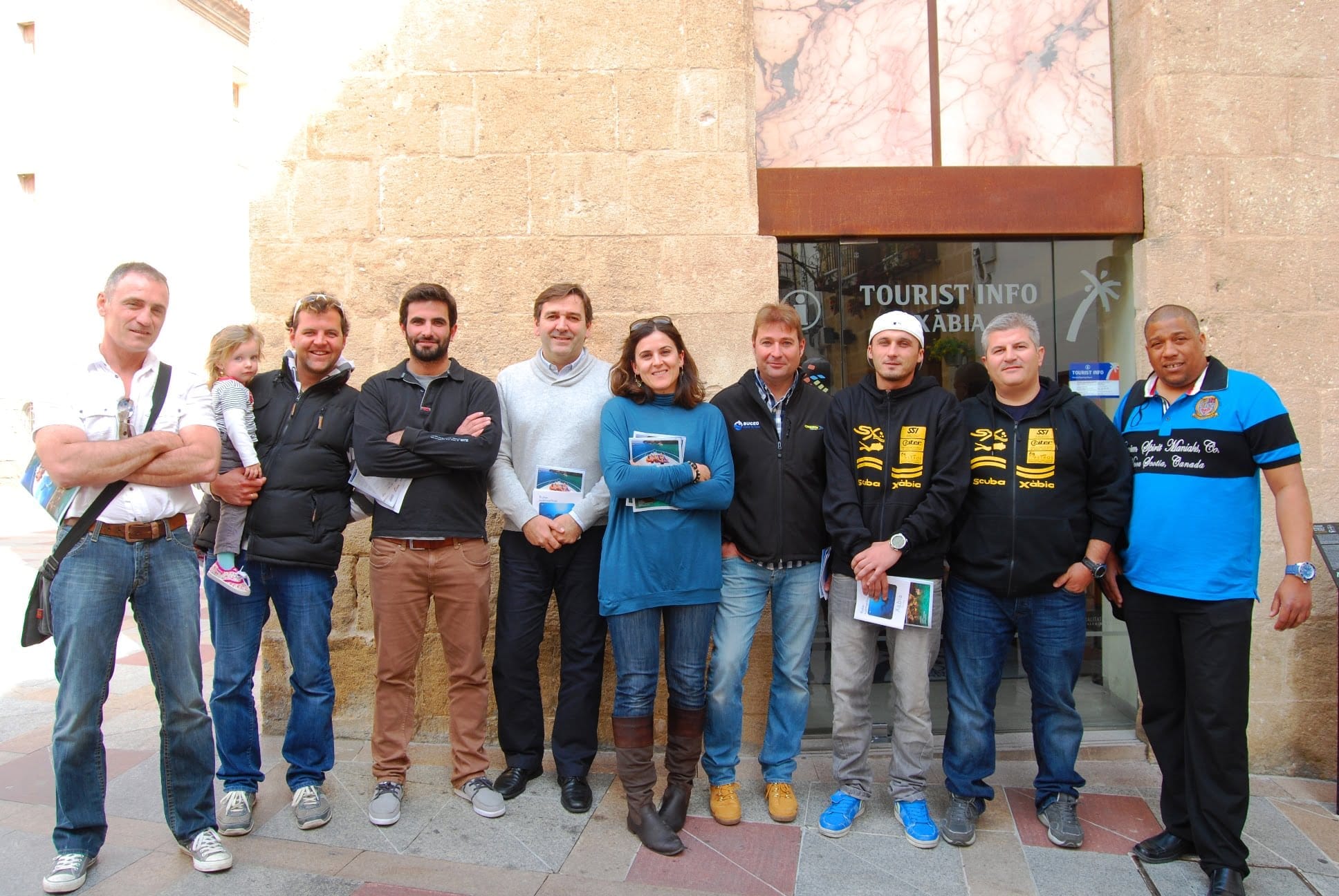 Los miembros de los centros de buceo de Jávea con Antonio Miragall