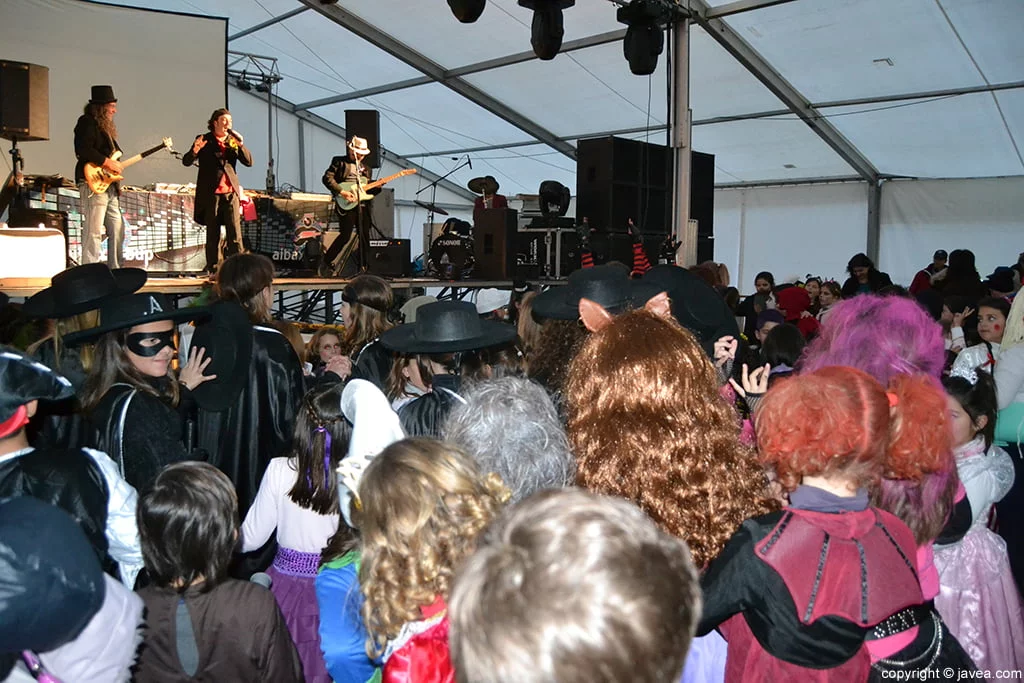 Los niños y niñas bailaron al ritmo del Pàmpol Teatre en el carnaval infantil de Jávea