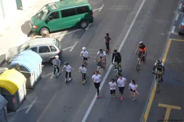 Los primeros participantes de la Cursa de la Dona de Xàbia durante el recorrido