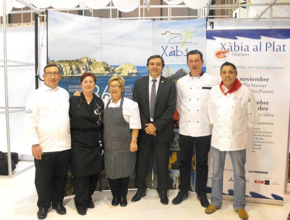 Miembros de la ARX con el edil de turismo Antonio Miragall