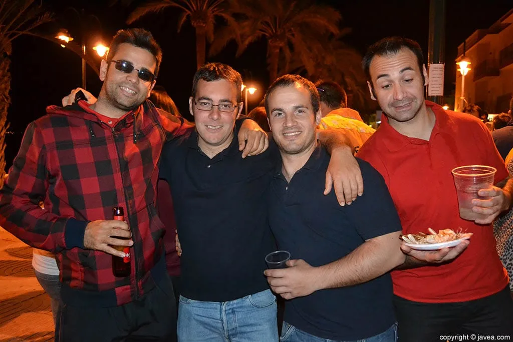Miembros de la penya La Mamera de Xàbia en el mig any de baret de bous