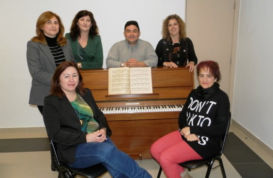 Miembros del AMPA del Conservatorio con el nuevo piano 