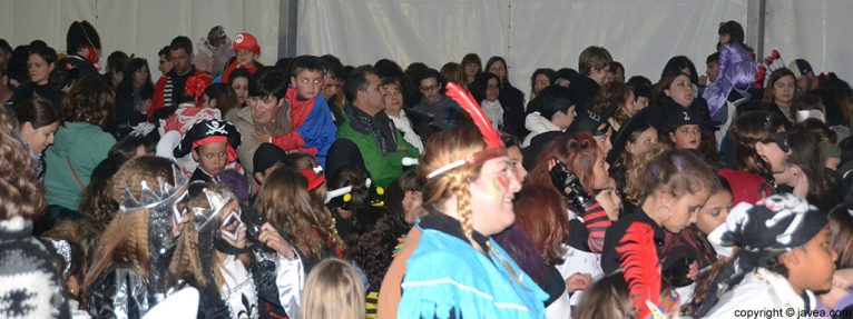 Muchos niños y niñas disfrutaron de la actuación infantil de Pàmpol Teatre en el carnaval de Jávea