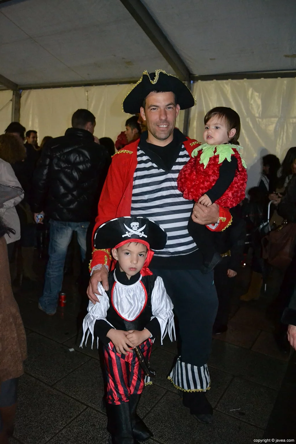 Muchos padres se disfrazaron con sus hijos en el carnaval de Jávea