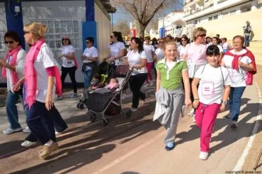 Mujeres de todas las edades se reunieron en la pista de atletismo del colegio graüll para celebrar la cursa de la dona de Xàbia