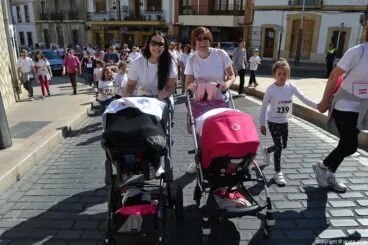 Más de mil mujeres salieron a participar en esta causa solidaria, muchas de ellas con las más pequeñas de casa