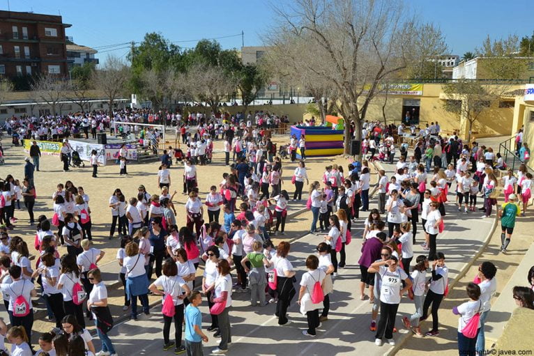 Más de mil personas se concentraron en la pista de atletismo del colegio Graüll de Xàbia para celebrar la cursa de la dona