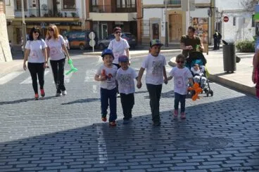 NIños y niñas participando en la cursa de la dona de Xàbia