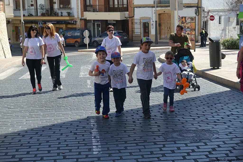 NIños y niñas participando en la cursa de la dona de Xàbia