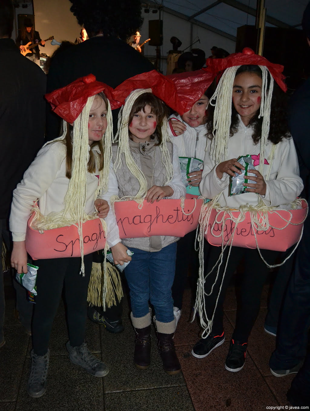 Niñas disfrazadas de spaghetti en el carnaval infantil de Jávea