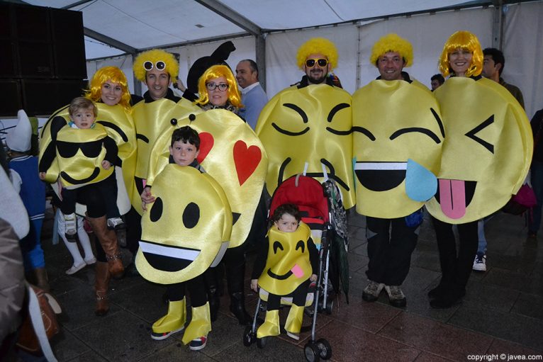 Padres e hijos disfrazados de emoticonos de whatsapp en el carnaval infantil de Jávea