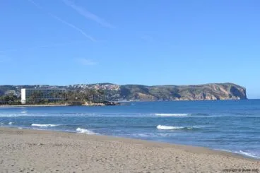 Parador Nacional de Turismo y Cabo de San Antonio desde la Playa del Arenal de Jávea