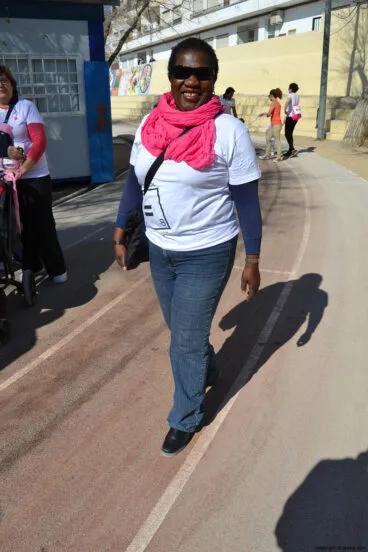 Participante en la pista de atletismo del colegio público Graüll durante la salida de la cursa de la dona de xàbia