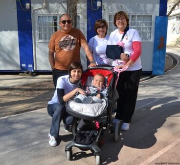 Participantes de la Cursa de la Dona de Xàbia saliendo de la pista de atletismo del Colegio Público Graüll