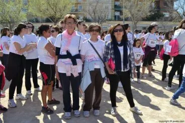 Participantes de la cursa de la Dona de Xàbia después de la carrera en la pista de atletisme del colegio público graüll
