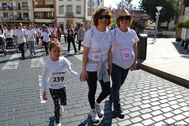Participantes durante el recorrido de la VI Cursa de la Dona de Xàbia