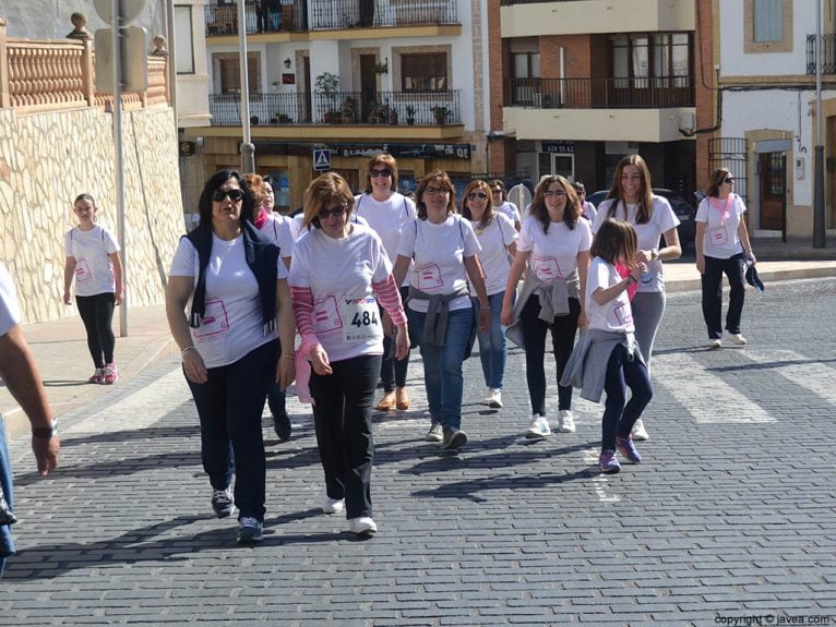 Participantes en la Cursa de la Dona de Xàbia durante el recorrido